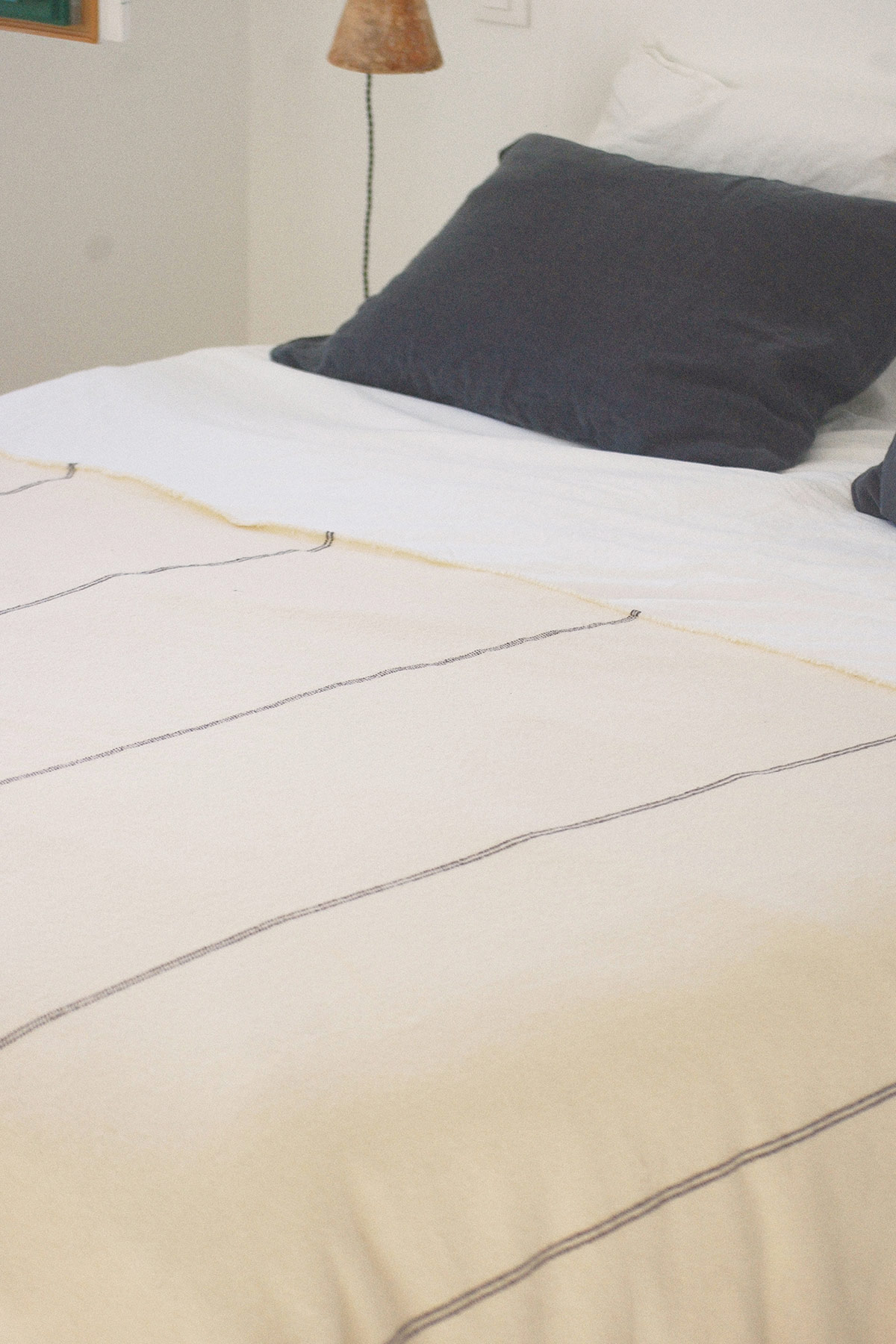 2_algue_noir_couverture_rideaux_coussin_made_in_france_wool_laine_recycle_ecologique_filature_durable_solidaire_eco_responsable Couverture algue noire en laine recyclée