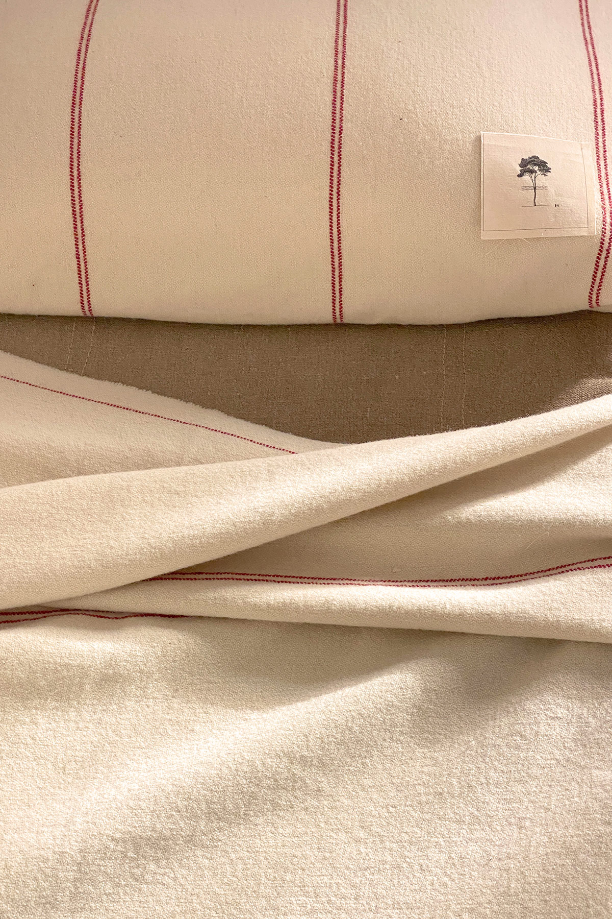 Coussins algue rouge en laine recyclée Coussins algue rouge en laine recyclée