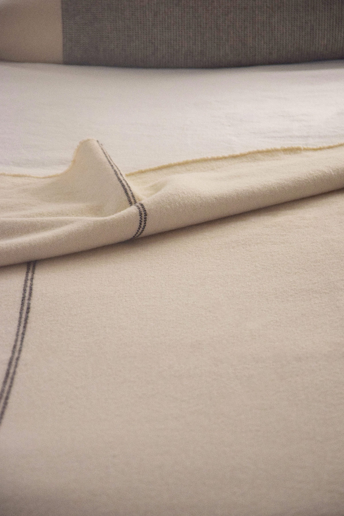 Couverture algue noire en laine recyclée Couverture algue noire en laine recyclée