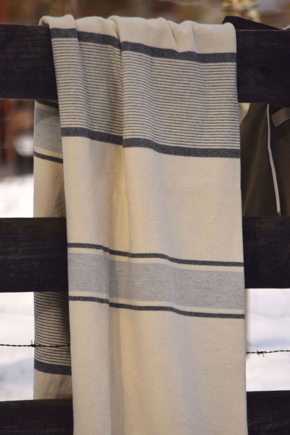 3_parc_naturel_auvergne_couverture_plaid_wool_laine_recycle_naturel_ecologique_made_in_france Couverture parc naturel d'auvergne en laine recyclée