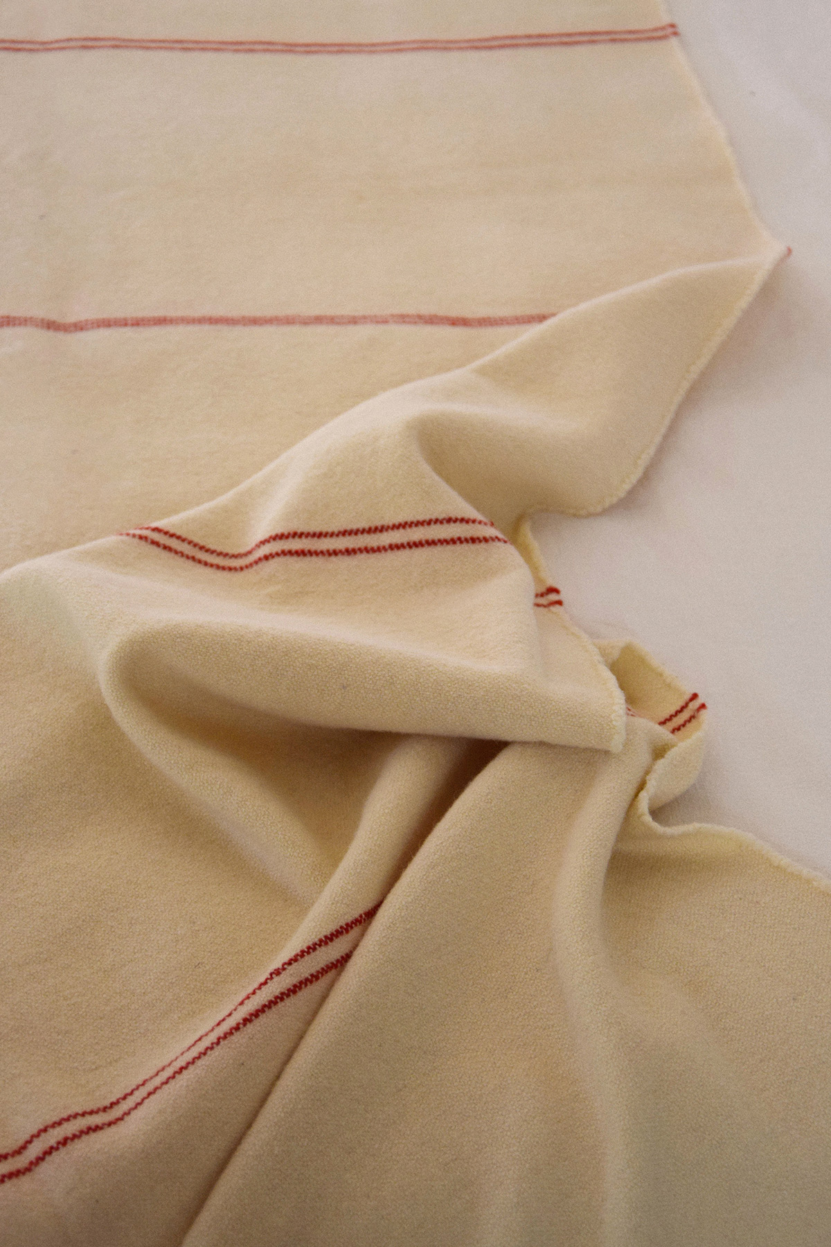 Couverture algue rouge en laine recyclée